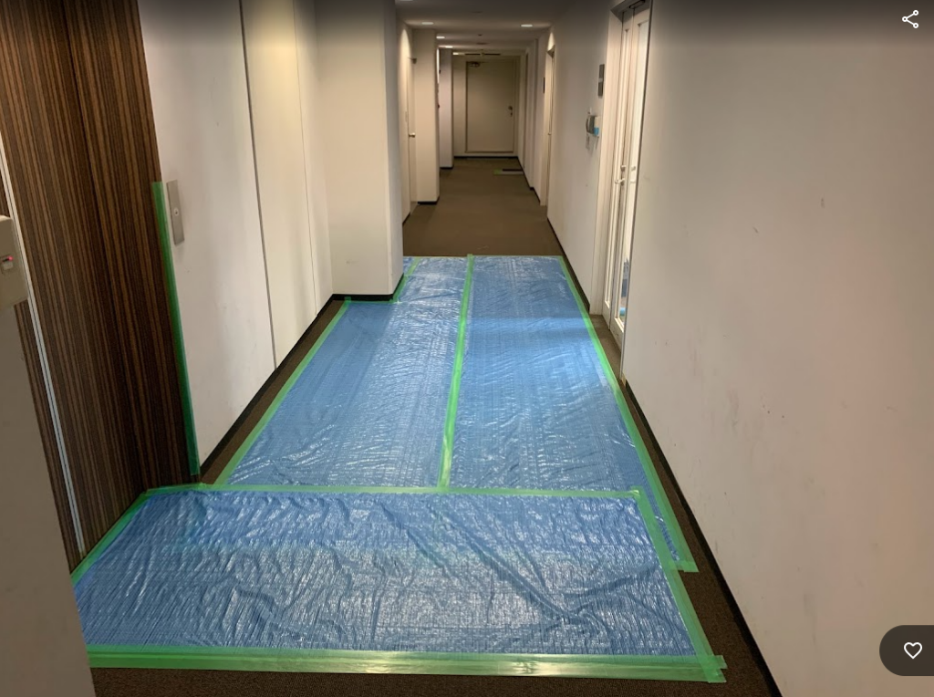 オフィスビル共用部およびエレベーター内部の丁寧な養生作業