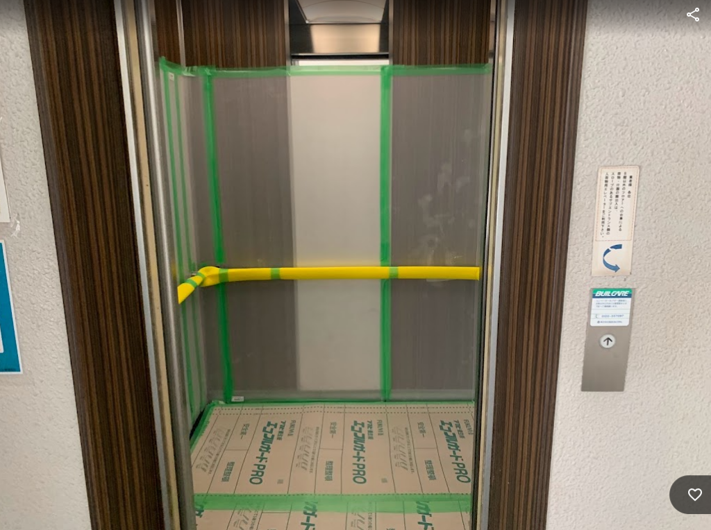 オフィスビル共用部およびエレベーター内部の丁寧な養生作業