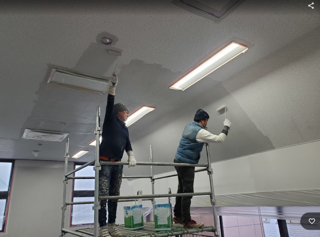 オフィス内装の間仕切り解体および壁面ローラー塗装作業