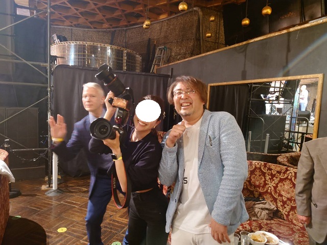 結婚式パーティー会場での記念写真