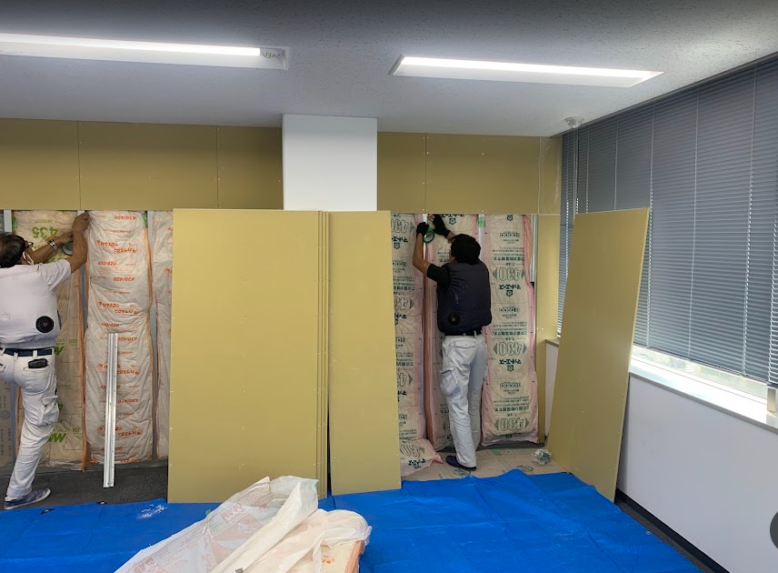 梅田 オフィス区画分割 軽鉄（LGS）間仕切り壁の断熱材充填と石膏ボード二重張り施工