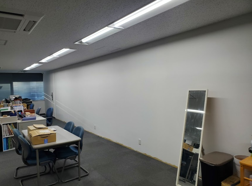 大阪市北区 オフィス原状回復 間仕切り壁のパテ下地処理と天井・壁面塗装工事